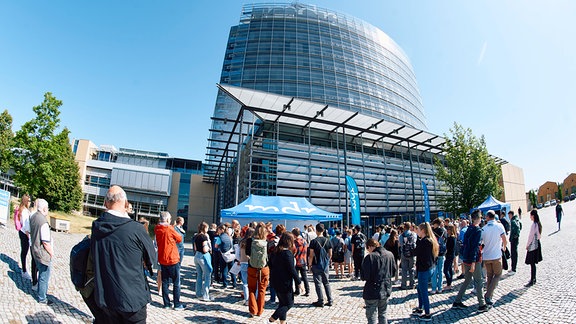 Viele Menschen vor MDR-Hochhaus