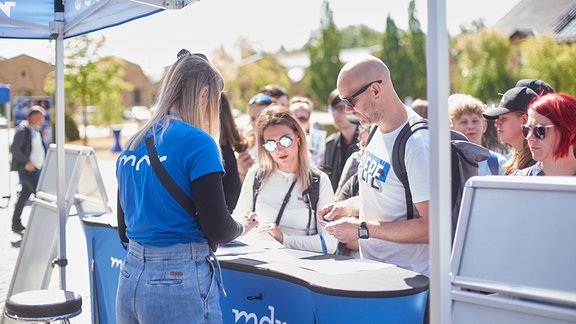 Azubi Emily Schöler (KfBM) am Informationsstand