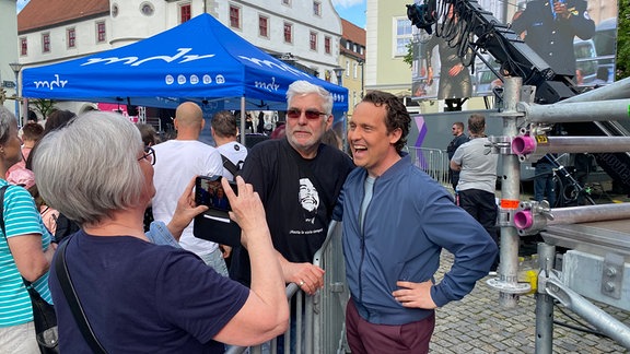 Ortspate Stefan Ganß (r.) mit Fans