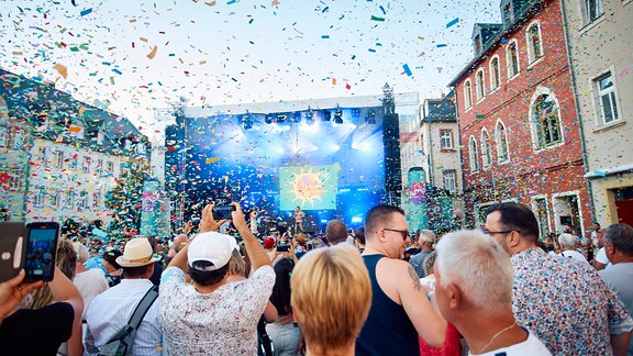 Menschen vor Bühne auf einem Marktplatz