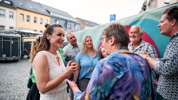 Männer und Frauen unterhalten sich