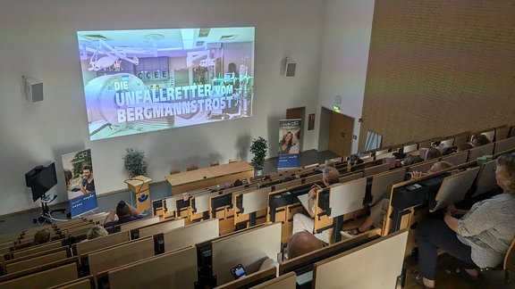 Im Hörsaal des Klinikums Bergmannstrost wurde der Film "Die Unfallretter vom Bergmannstrost" Medizinern und Pflegekräften des Klinikums vorgestellt.