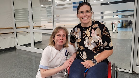 Wiedersehen von Parakanutin Anja Adler mit Schwester Sarina auf der Rückenmarkstation.