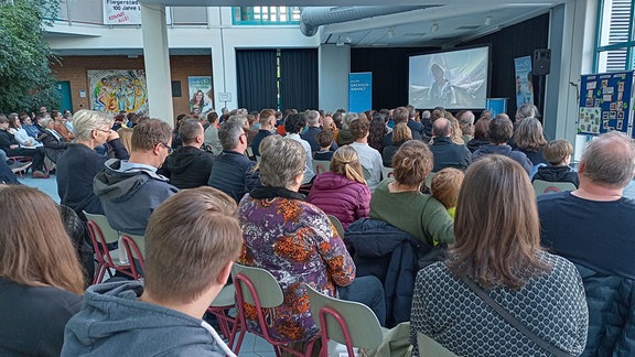 Preview im Burgenland-Gymnasium Laucha zur Doku "Fiegen ist ein Virus"