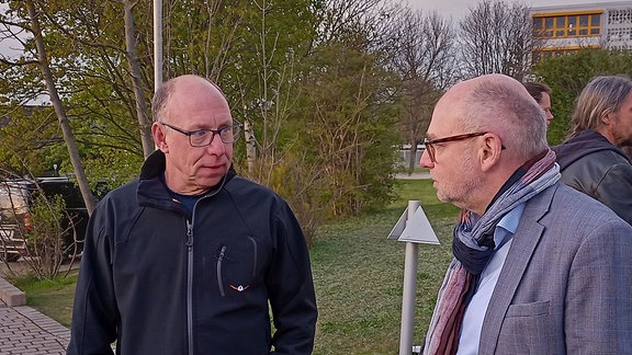 Tim Herden nach der Preview in Laucha im Gespräch mit einem Gast 