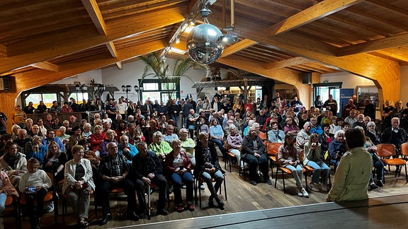 200 kamen zur Preview der MDR-Doku im "Hohlen Vogel" in Weißenborn 