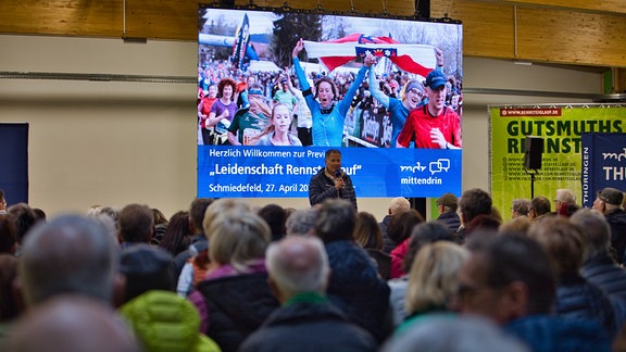 Moderator Jürgen Kolarzik begrüßte das Publikum.