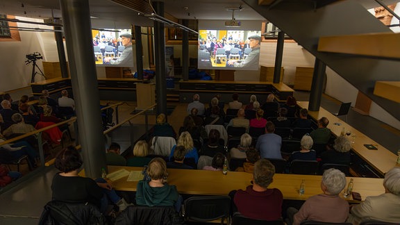 Saal mit Leinwand