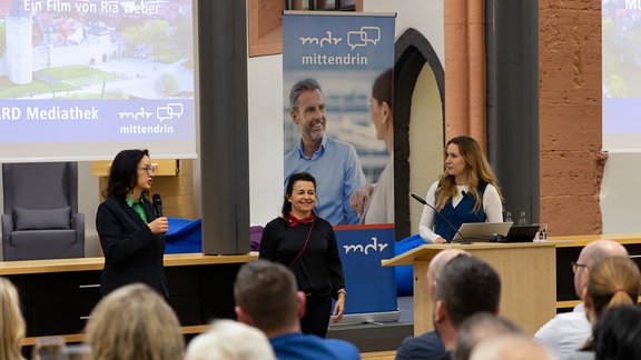 Redaktionsleiterin Manuela Peter, Filmemacherin Ria Weber und Moderatorin Jana Herold beim Publikumsdialog