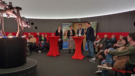 Filmgespräch mit Moderatorin Daniela Schmidt, Autorin Rita Kundt, Planetariumsleiter Dirk Schlesier und MDR WISSEN-Redakteur Matthias Vorndran (v.l.)