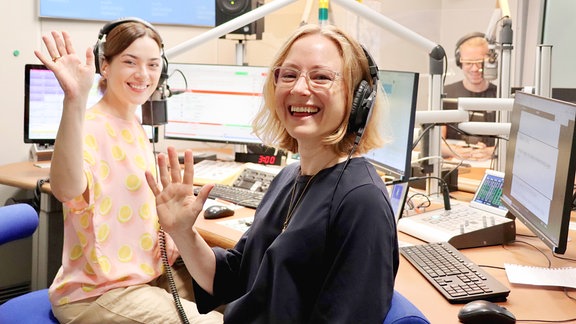 Moderatorin Antonia Kaloff mit Programmmacherin Lindia Maria Moritz und Redakteur André Plaul bei der Programmamchen-Aktion im LFH Sachsen Anhalt 2022