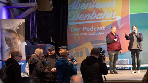 Michael Wenkel (rechts) führte im Erfurter Zughafen durch das Programm von MDR THÜRINGEN. Einer seiner Gesprächspartner war Ingo Täubner, Vorsitzender des Thüringer Eisenbahnvereins