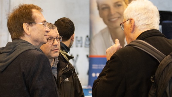 Redaktionsleiter Michael Wenkel und Redakteur Andreas Metzmacher im Gespräch mit einem interessierten Besucher. (v.l.n.r.)