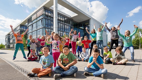 Kinder vor dem Kika-Funkhaus