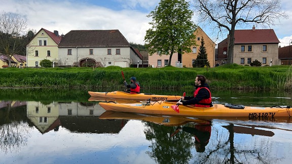 Zwei Männer beim Wasserwandern 