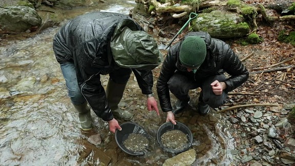 Zwei Männer in einem Fluss beim Goldwaschen