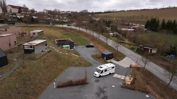 Ein Wohnmobil fährt auf einen Campingplatz