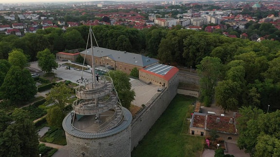 Burg mit Aussichtsturm im Grünen