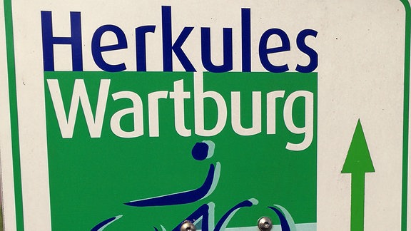 Schild mit der Aufschrift 'Herkules-Wartburg-Radweg'