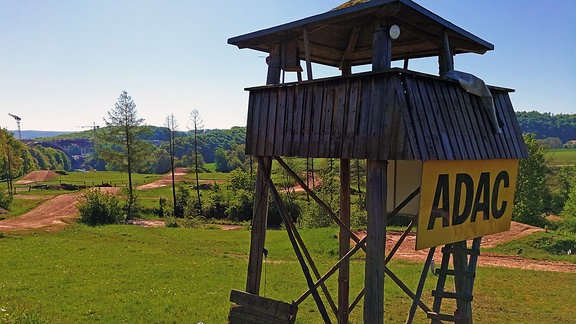 Ein Beobachtungsturm an einer Motorcrossstrecke