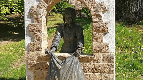 Eine Steinskulptur von Frau Holle