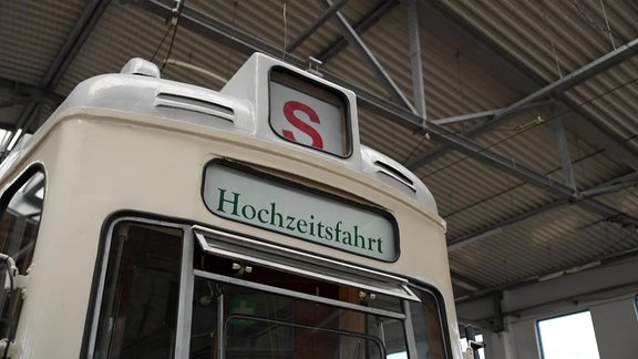 Zugzielschild "Hochzeitzsfahrt" an einer historischen Straßenbahn