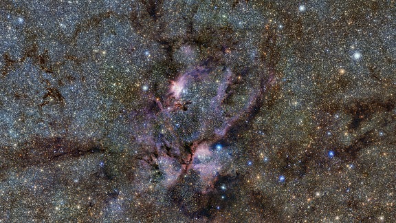 Dieses Bild des VISTA-Teleskops der ESO zeigt eine himmlische Landschaft aus riesigen, leuchtenden Gaswolken und Staubfäden, die heiße junge Sterne umgeben. Diese Infrarotansicht zeigt die als NGC 6357 bekannte Sternenkindergartens in einem neuen Licht.