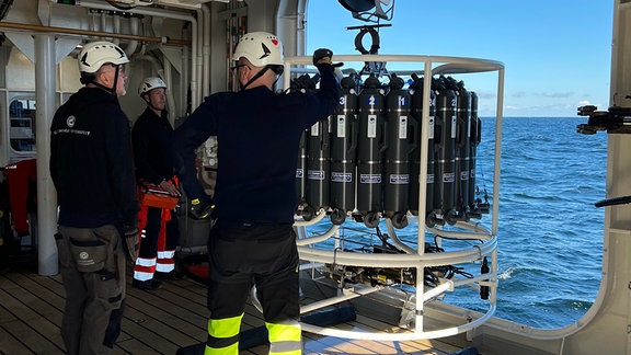 Die Forscher beim Nehmen von Wasserproben nordöstlich von Bornholm, nahe des Lecks der Nordstream-Pipeline.