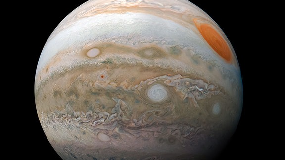 Diese beeindruckende Ansicht des Großen Roten Flecks und der turbulenten südlichen Hemisphäre des Jupiters wurde von der NASA-Raumsonde Juno bei einem nahen Vorbeiflug an dem Gasriesenplaneten aufgenommen.