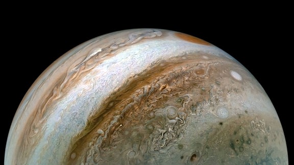 Das Bild wurde am 30. Dezember 2020 aufgenommen, als die Raumsonde Juno ihren 31. nahen Vorbeiflug am Jupiter durchführte. Zu diesem Zeitpunkt befand sich die Sonde etwa 50.000 Kilometer von den Wolkengipfeln des Planeten entfernt, auf einem Breitengrad von etwa 50 Grad Süd.