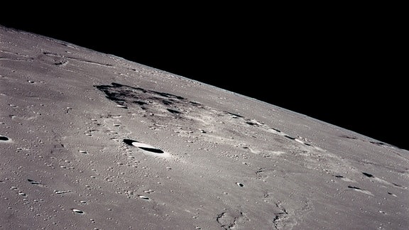 Die Aufnahme der Apollo 15 Mission zeigt den Vulkanberg Mons Rümker auf dem Mond. Er befindet sich im Gebiet Oceanus Procellarum