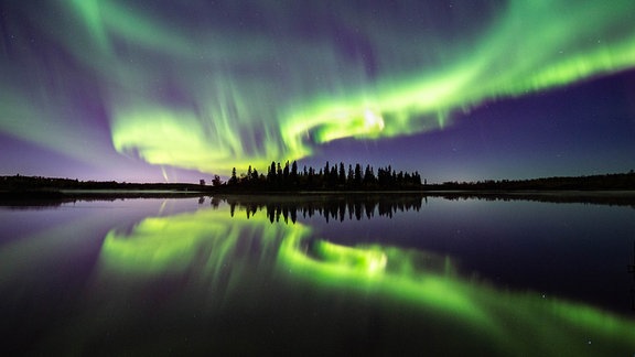 Kategorie: Polarlichter  Elektrische Zauberei © Shane Turgeon  Die Nordlichter spiegeln sich im ruhigen Wasser eines Sees in Alberta, Kanada.  Aufgenommen mit Canon 1DX Kamera, 14mm f/2.5, ISO 1000, 6 Sekunden Belichtungszeit  Standort: Edmonton, Alberta, Kanada 