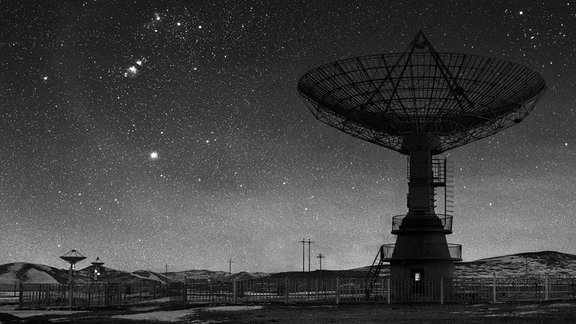 Kategorie: Bester Newcomer  Radioteleskop © Liu Xuemei  Das Astronomische Observatorium Mingantu liegt in der Autonomen Region Innere Mongolei in China und dient hauptsächlich der Sonnenbeobachtung. Hier hebt es sich von einem sternenklaren Nachthimmel ab.   Aufgenommen mit Nikon D810A Kamera, 35 mm f/4, 120 Sekunden Gesamtbelichtung  Standort: Stadt Mingantu, Zhengxiangbai Banner, Autonome Region Innere Mongolei, China 