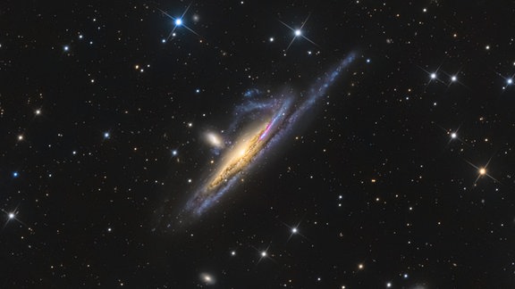 Kategorie: Galaxien  Wechselwirkende Galaxien im Eridanus © Terry Robison  Dieses Paar interagierender Galaxien befindet sich im südlichen Sternbild Eridanus ("der Fluss"). Sie gehören zu den entlegenen Mitgliedern des Fornax-Galaxienhaufens. Sie liegen so nahe beieinander, dass die Gravitationskräfte einen der Spiralarme der größeren Galaxie, NGC 1532, verformt haben. Diese Kräfte haben in beiden Galaxien Ausbrüche der Sternentstehung ausgelöst, vor allem aber in NGC 1532, wo eine neue Generation massereicher Sterne entstanden ist.   Aufgenommen mit dem RCOS 10-Zoll-Teleskop, SBIG STL-11000 Kamera, 2305 mm f/9,1 für eine Gesamtbelichtungszeit von 27,83 Stunden.  Standort: Carrapooee, Victoria, Australien 