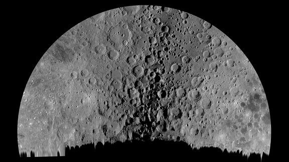 Kategorie: Unser Mond  Über dem Mondsüdpol © Tom Glenn  Eine Zusammenstellung von Bildern des Mondsüdpols, die an zwei verschiedenen Tagen erstellt wurden (und verschiedene Ansichten der Region zeigen). Es ist eine der detailliertesten von Amateuren erstellten Karten dieses Teils des Mondes, der von der Erde aus nur sehr schwer zu beobachten ist.   Aufgenommen mit der Kamera ZWO ASI183MM, 610-nm-Pass- und Grünfilter, 2350 mm f/10. Ein Komposit aus zwei Bildern, das erste: 500 x 10-Millisekunden-Belichtungen; das zweite 250 x 18-Millisekunden-Belichtungen.  Standort: San Diego, Kalifornien, USA 