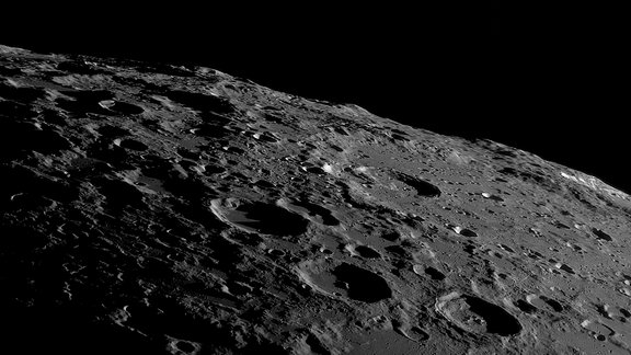 Kategorie: Unser Mond  Überflug des Südpols © Andrea Vanoni  Aufgrund der günstigen Libration sind auf diesem Bild die Krater und Berge am Mondsüdpol zu sehen, darunter der Krater Bailly (mit seinem erkennbaren Becken) auf der rechten Seite. Unter Bailly befinden sich die Krater Bettinus, Kircher und Wilson. Am Rande sind die Montes Leibnitz zu sehen.  Aufgenommen mit einer ZWO ASI178MM Kamera, Newton 405mm 'Ares' f/4.5 und Barlow 2.7x Objektiv.   Standort: Porto Mantovano, Lombardei, Italien 