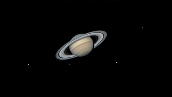 Kategorie: Planeten, Kometen und Asteroiden  Saturn und seine Monde © Flávio Fortunato  Die Saturnmonde sind fast symmetrisch um den Planeten herum verteilt, was für große Balance in der Komposition des Bildes sorgt.   Aufgenommen mit der SVBONY SV305 Kamera, 1200 mm f/17, IR-Sperrfilter, 0,02 Sekunden Belichtungszeit  Standort: Maceió, Alagoas, Brasilien 