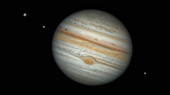 Kategorie: Planeten, Kometen und Asteroiden  Jupiter-Familienfoto © Damian Peach  Jupiter mit drei seiner größten Monde im Bild. Der berühmte Fleck ist auf Jupiter selbst zu sehen, zusammen mit vielen anderen Flecken und Stürmen. Ähnliche Details sind auch auf allen drei Jupitermonden zu sehen. Der helle Strahlenkrater Osiris ist deutlich auf Ganymed oben links zu sehen.  Aufgenommen mit der ZWO ASI174MM Kamera, mehrere Videobilder  Standort: Río Hurtado, Coquimbo, Chile 