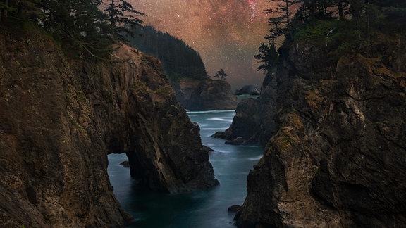 Kategorie: Himmelslandschaften  Chidiya Tapu © Vikas Chander  Das Naturschutzgebiet von Chidiya Tapu mit seiner reichen und vielfältigen Flora und Fauna ist ein ideales Ziel für Astrofotografie mit großem Abstand zu den Lichtern der Stadt. Hier scheint die Milchstraße das Wasser in ihrem Lauf zu spiegeln.  Aufgenommen mit der Sony A7III Kamera, 12mm f/11 und f/2.8, ISO 100/800, 30 Sekunden und 240 Sekunden Belichtungszeit  Standort: Chidiya Tapu, Andaman-Inseln, Indien 