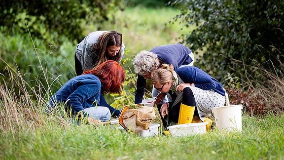  Bürgerforschende des Citizen-Science-Projekts "Flow" bei der Arbeit.