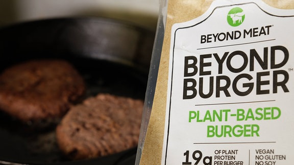 Auf einer Packung steht "Beyond Meat".