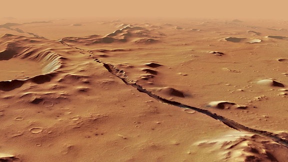 Eine Wüstenlandschaft: Ein Graben der Cerberus Fossae auf dem Mars.