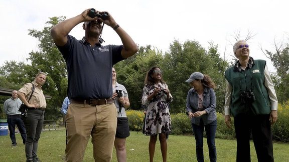 Toni Preckwinkle und Offizielle der Waldschützer von Cook County und der Great Lakes Audubon Gesellschaft halten nach Vögeln Ausschau.