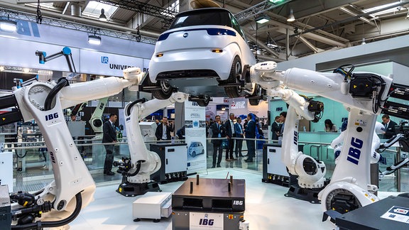 IBG zeigt 2019, wie ein Elektrofahrzeug von Robotern gefertigt wird.