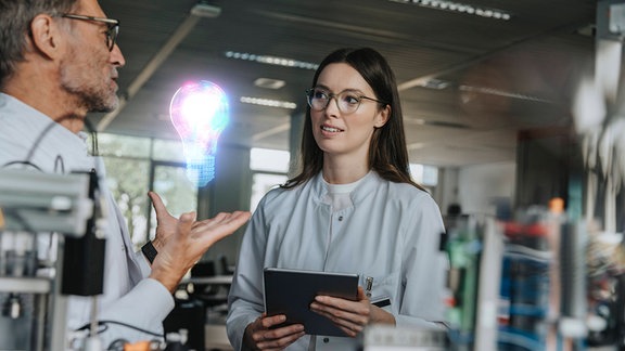 Ingenieur im Gespräch mit seiner Kollegin