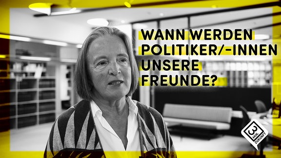 Schwarz-weiß-Porträt von Frau mit kinnlangen hellen Haaren und leichtem Poncho mit Muster in Bibliothek, erklärend, Blick nach rechts. Text: "Wann werden Politiker/-innen unsere Freunde?"