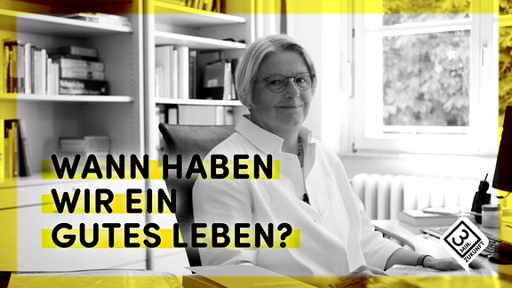 Schwarz-weiß-Porträt von Frau mit kinnlangen hellen Haaren und hellem Oberteil an einem Schreibtisch sitzend und neutral-freundlich schauend. Gelber Rand ums Bild. Text: "Wann haben wir ein gutes Leben?`