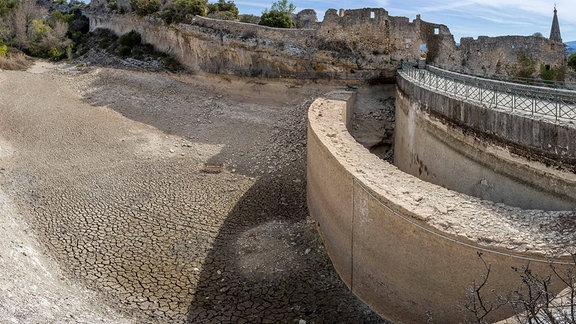 Ein ausgetrockneter Wasserspeicher in der südfranzösischen Gemeinde Saint Saturnin les Apt