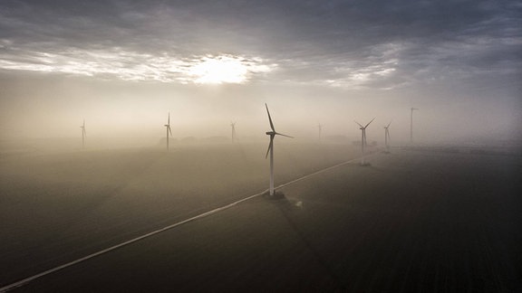 Windraeder, aufgenommen im Nebel und untergehender Sonne. 