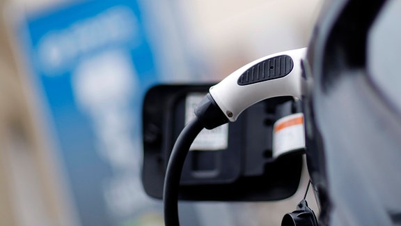 Ein Elektroauto lädt an einer Stromtankstelle